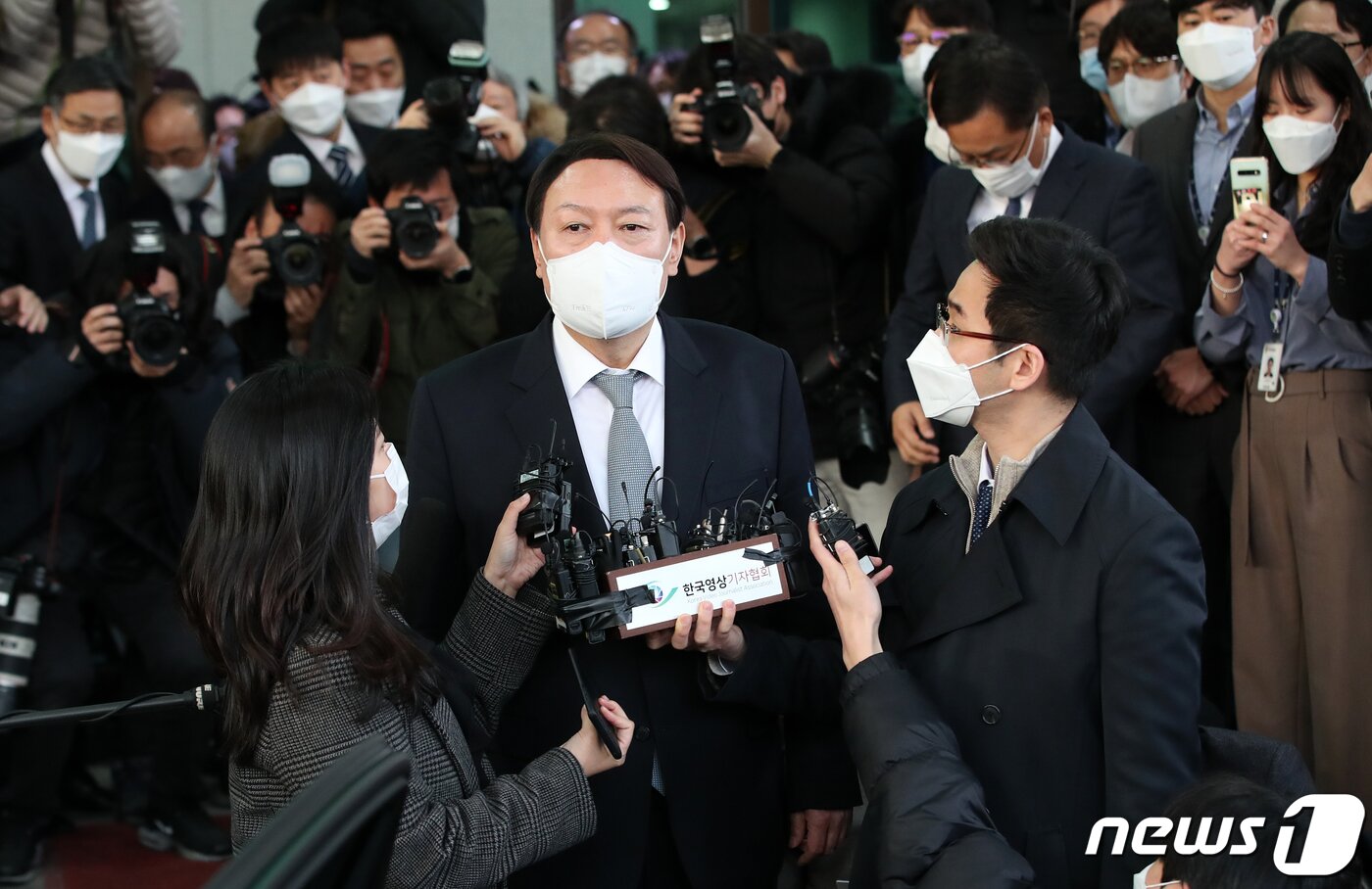 본문 이미지 - 임기를 4개월 여 남기고 물러나는 윤석열 검찰총장이 4일 오후 서울 서초구 대검찰청 현관에서 열린 퇴임식을 마친 후 취재진의 질문에 답하고 있다. 2021.3.4/뉴스1 ⓒ News1 오대일 기자