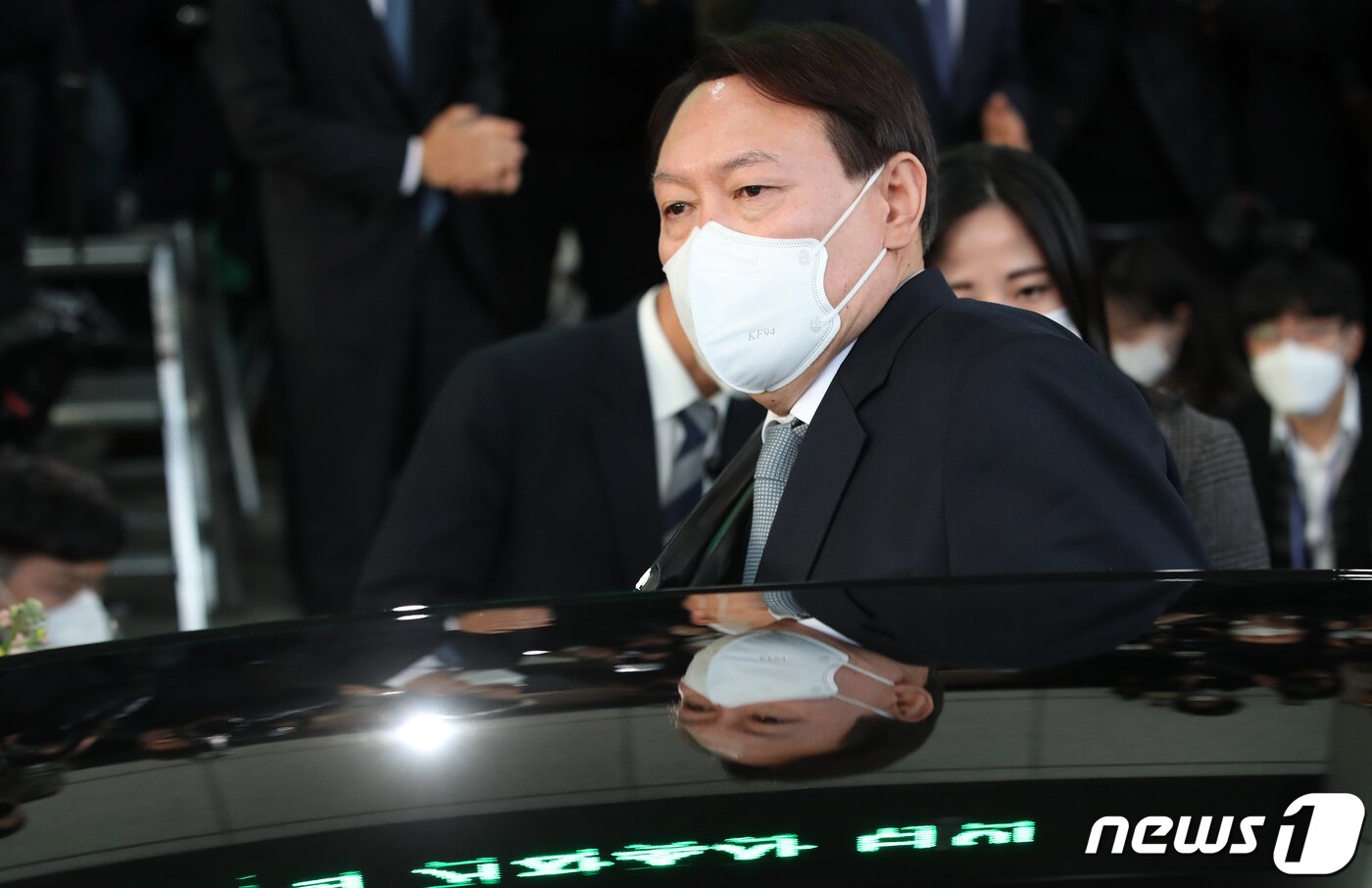 본문 이미지 - 임기를 4개월 여 남기고 물러나는 윤석열 검찰총장이 4일 오후 서울 서초구 대검찰청 현관에서 열린 퇴임식을 마친 후 차량에 오르고 있다. 2021.3.4/뉴스1 ⓒ News1 오대일 기자