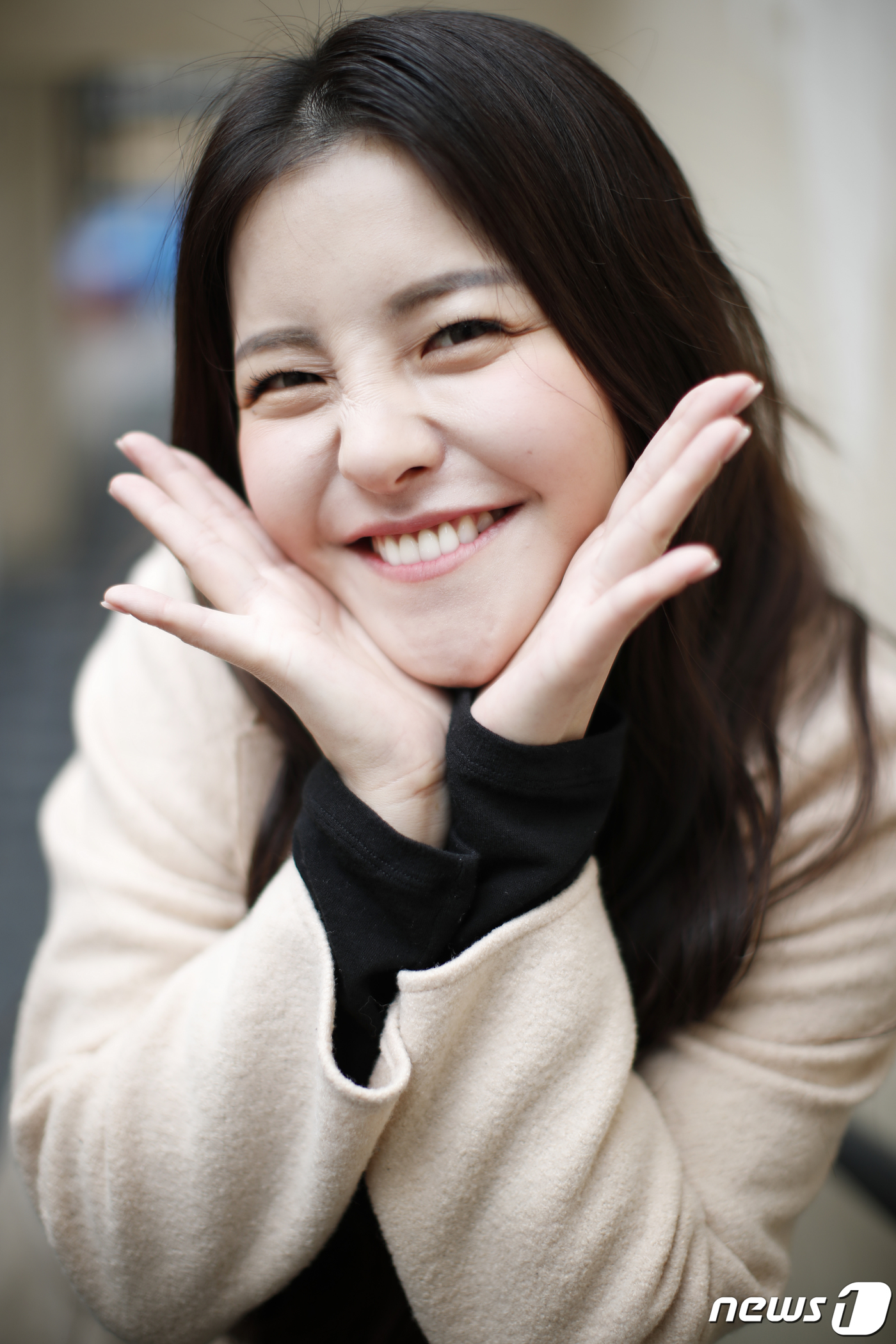 (서울=뉴스1) 권현진 기자 = 브레이브걸스(BraveGirls) 유정이 4일 서울 서초구 브레이브엔터테인먼트 사무실에서 열린 인터뷰에 앞서 포즈를 취하고 있다.브레이브걸스는 지난 …