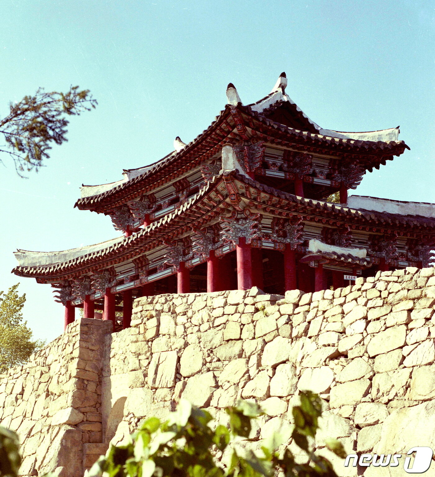 본문 이미지 - 함경북도 경성에 남아 있는 경성읍성 남문과 문루. 조선 영조 때 세워진 건축물이다. (미디어한국학 제공) 2021.03.06.ⓒ 뉴스1