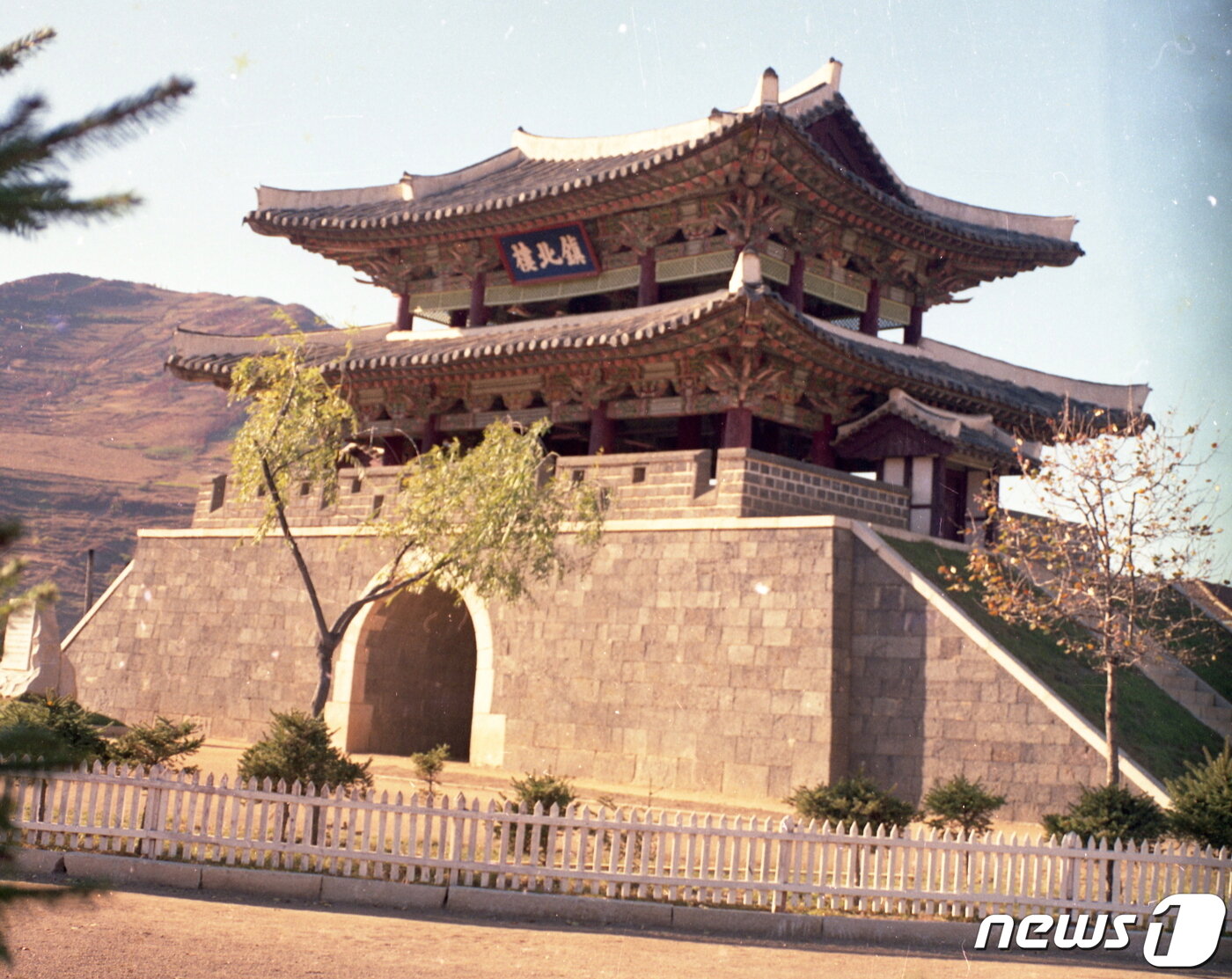 본문 이미지 - 갑산읍성의 남문인 진북루 전경. 현재 건물은 1980년에 복원한 것이다.  (미디어한국학 제공) 2021.03.06.ⓒ 뉴스1