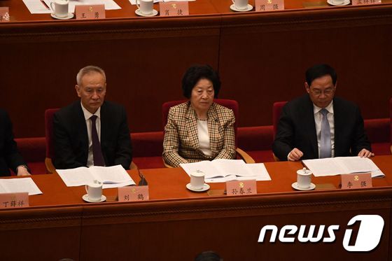 류허 중국 부총리(왼쪽)가 전국인민정치협상회의 개막식에 참석을 하고 있다. © AFP=뉴스1 © News1 우동명 기자