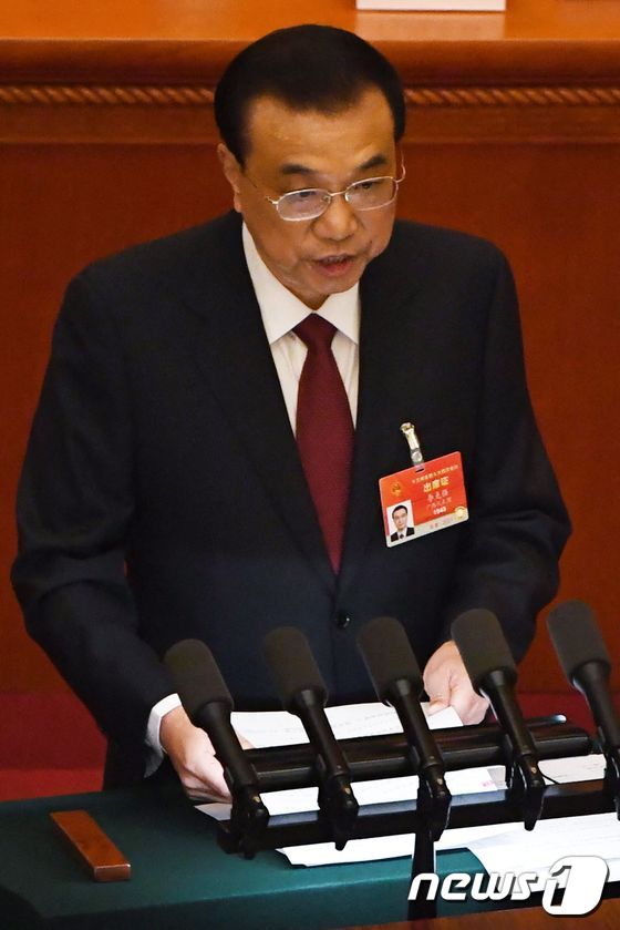 리커창 중국 총리가 5일 베이징에서 열린 전인대 개막식서 업무보고를 하고 있다. © AFP=뉴스1 © News1 우동명 기자