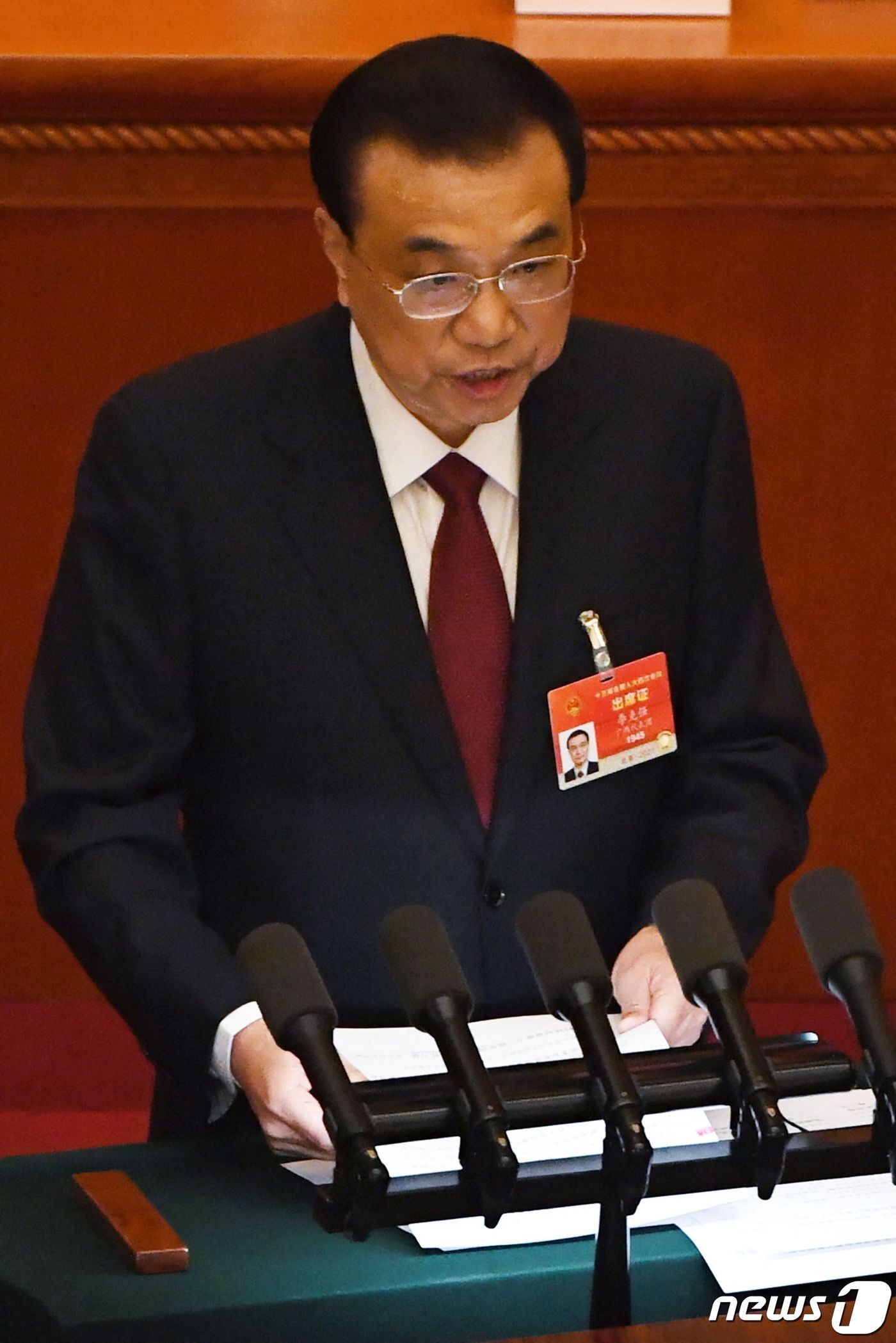 본문 이미지 - 리커창 중국 총리가 5일 인민대회당에서 열린 전인대 개막식서 업무보고를 하고 있다. ⓒ AFP=뉴스1 ⓒ News1 우동명 기자