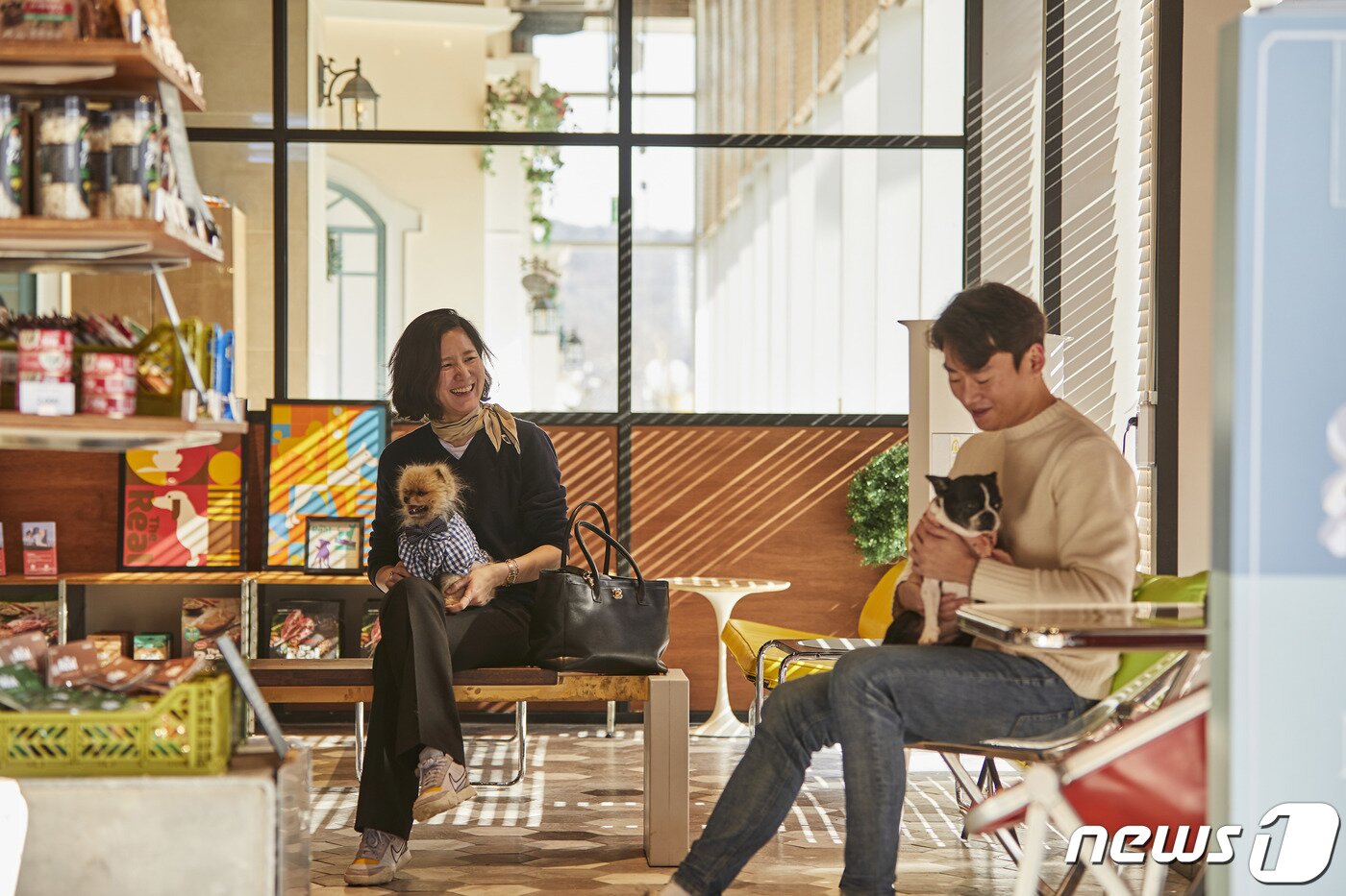 본문 이미지 - 하림펫푸드 '더리얼 라운지'가 하남 스타필드에서 문을 열었다. 사진 하림펫푸드 제공 ⓒ 뉴스1