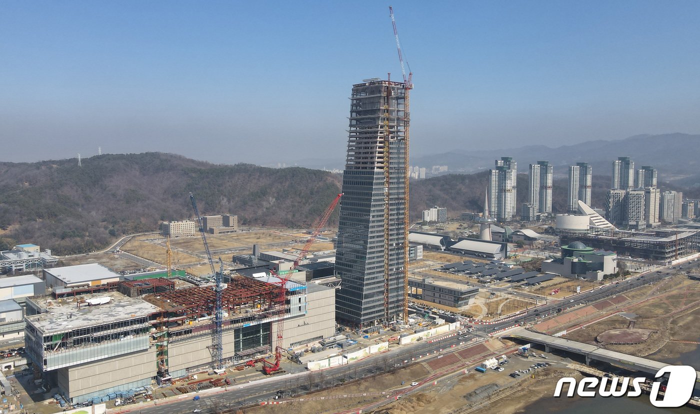 신세계백화점 개점 앞두고 대전 백화점업계 '초비상'