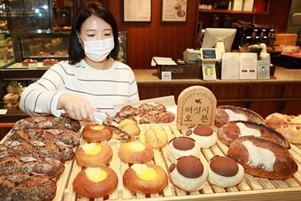 본문 이미지 - 롯데백화점 여섯시 오븐 곰표빵ⓒ 뉴스1