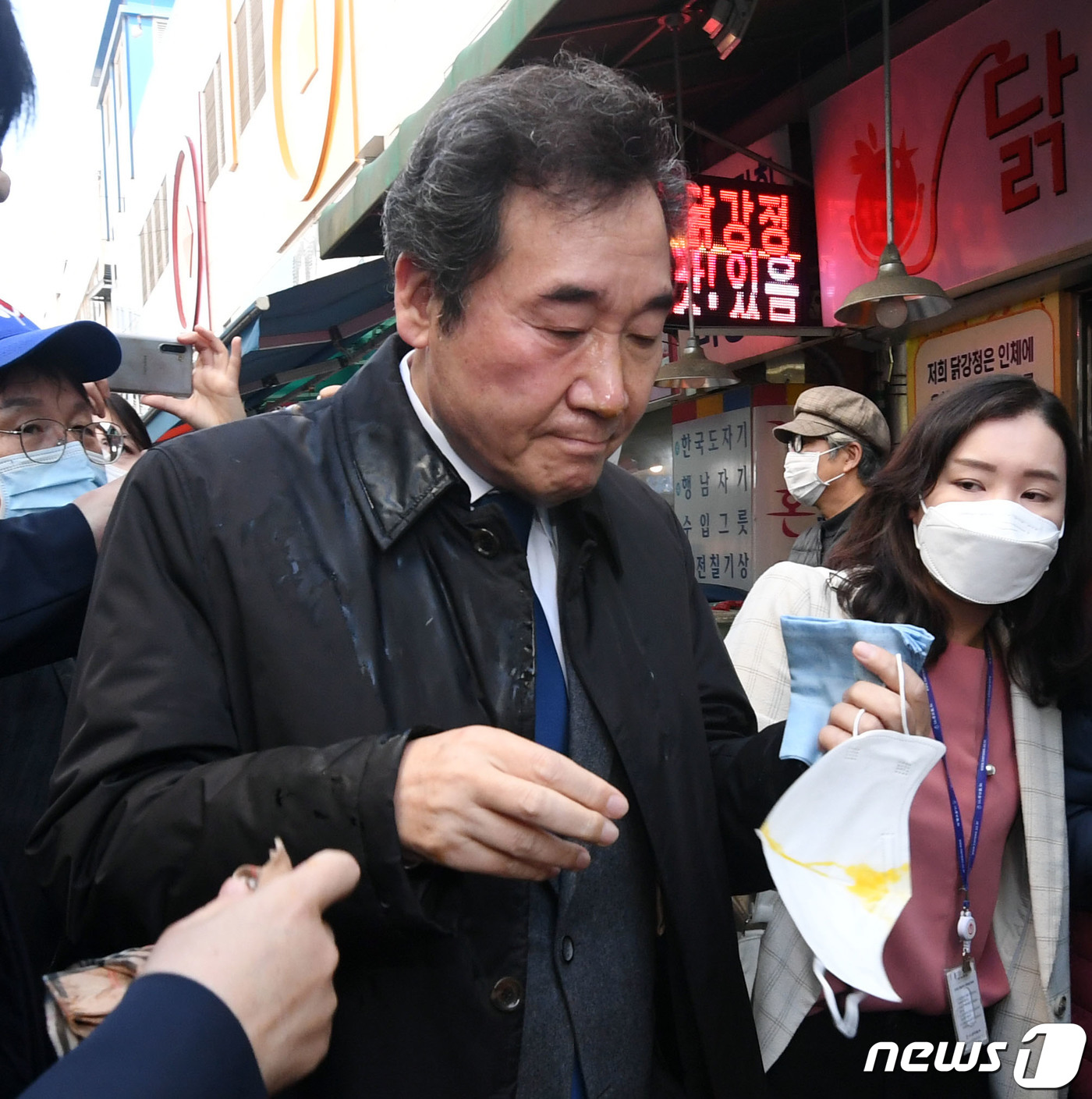 (춘천=뉴스1) 김정호 기자 = 이낙연 더불어민주당 대표가 5일 강원 춘천 중앙시장에서 민생탐방을 하는 도중 춘천 중도 레고랜드 테마파크 개발에 반대하는 단체인 중도유적지킴이본부 …