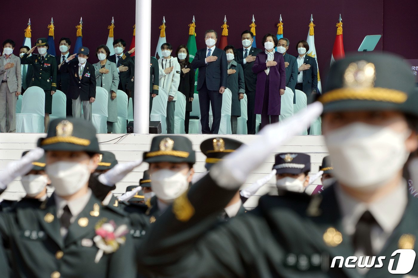 본문 이미지 - 문재인 대통령과 김정숙 여사가 지난 2021년 3월5일 오후 대전광역시 국군간호사관학교에서 열린 제61기 졸업 및 임관식에 참석해 국기에 경례를 하고 있다. 2021.3.5/뉴스1 ⓒ News1 이광호 기자
