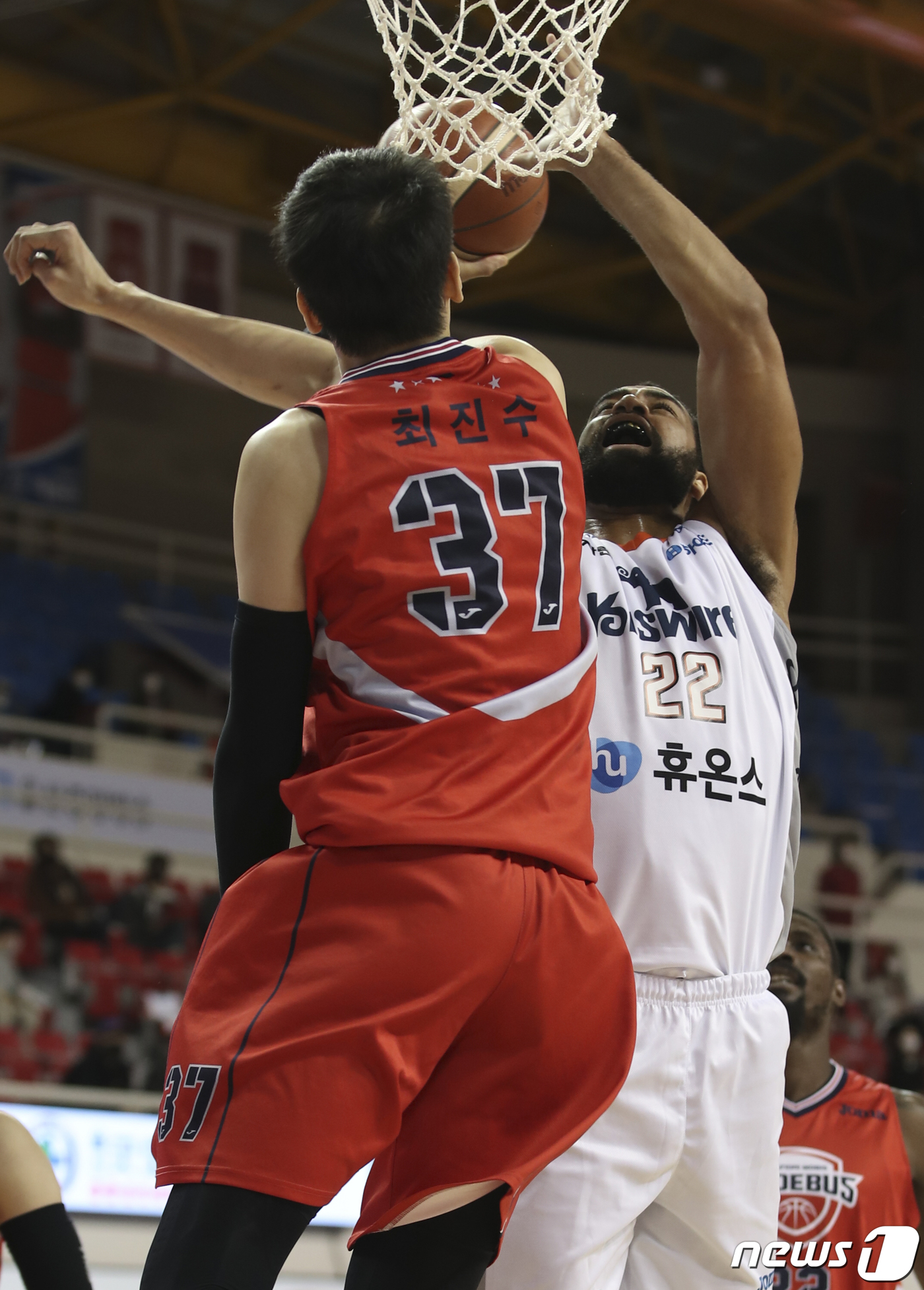 (울산=뉴스1) 윤일지 기자 = 5일 오후 울산 동천체육관에서 열린 '2020-2021 현대모비스 프로농구' 울산 현대모비스와 인천 전자랜드의 경기에서 전자랜드 데본 스캇이 현대모 …