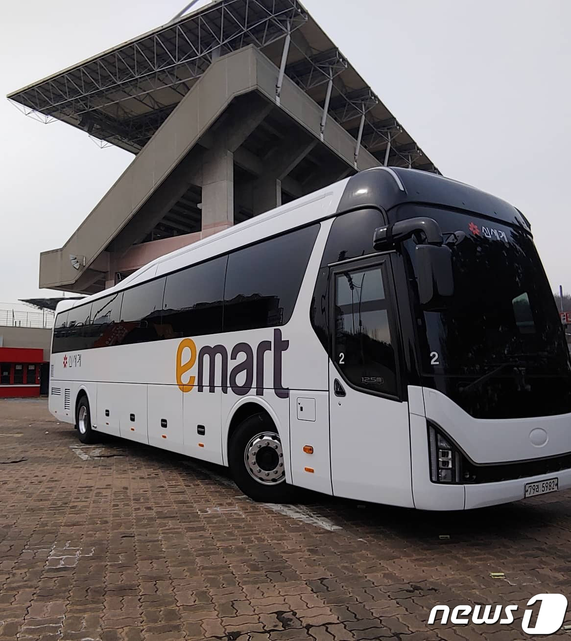 (인천=뉴스1) 정진욱 기자 = 5일 인천시 미추홀구 문학구장에 신세계 로고가 부착된 SSG랜더스 버'스가 주차되어 있다. SK구단을 인수한 신세계 그룹 이마트는 이날 'SSG 랜 …