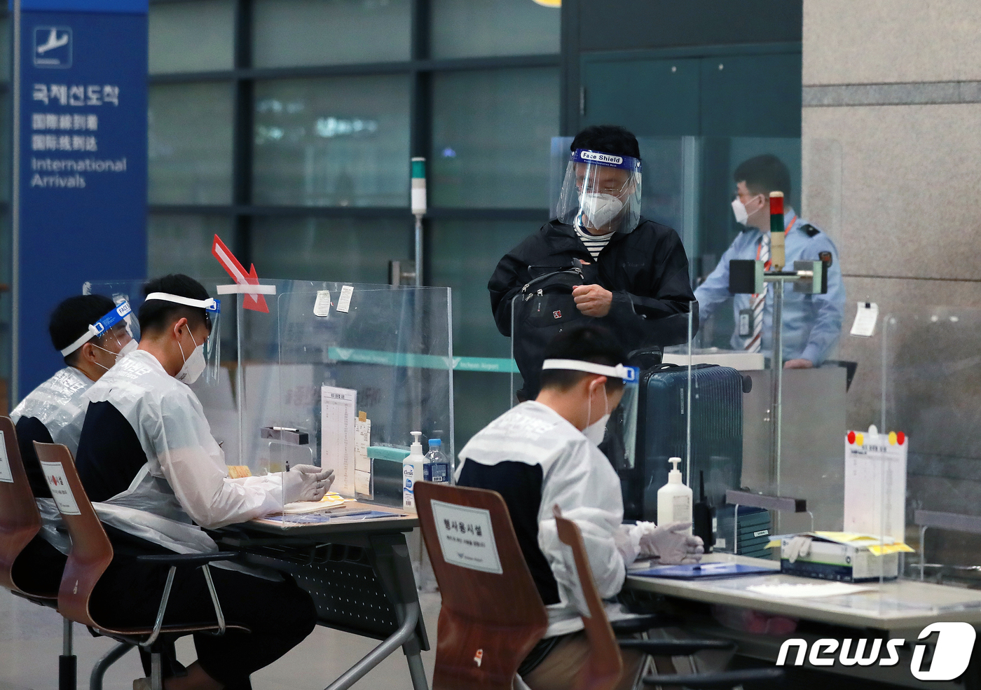 (인천공항=뉴스1) 구윤성 기자 = 6일 오후 미얀마 교민이 인천국제공항 제1여객터미널을 통해 귀국하고 있다.  미얀마 군부 쿠데타와 이에 저항하는 시위로 현지 상황이 악화되면서 …