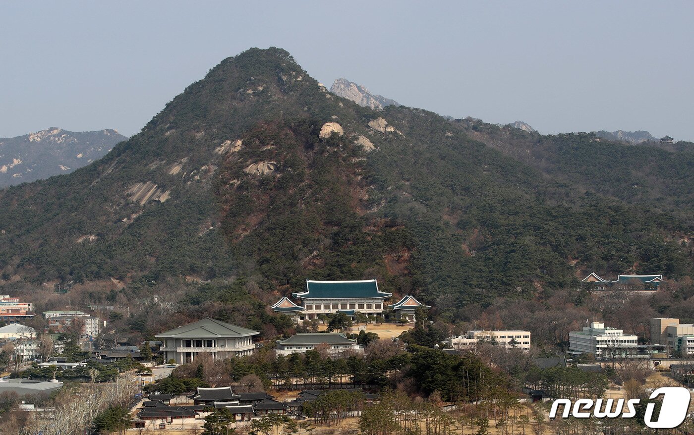 본문 이미지 - 제20대 차기 대통령 선거를 1년여 앞둔 7일 서울 광화문 도심에서 바라본 청와대 모습. 여권에서는 이낙연 더불어민주당 대표와 이재명 경기도지사와 함께 정세균 국무총리도 준비 중이며, 야권에서는 유승민 전 의원, 원희룡 제주도지사, 홍준표 의원을 비롯해 윤석열 전 검찰총장도 물망에 오르고 있다. 2021.3.7/뉴스1 ⓒ News1 박정호 기자