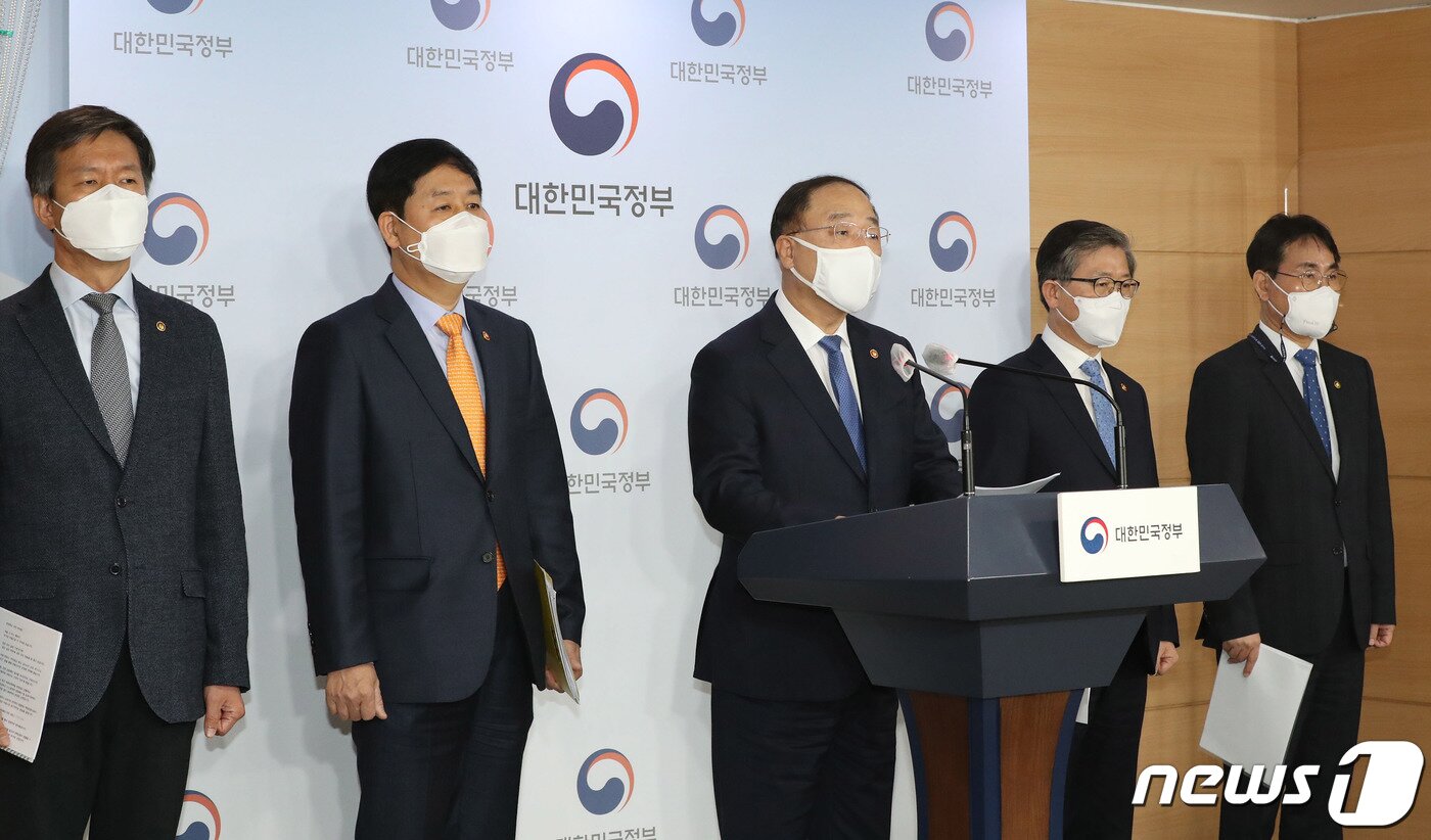 본문 이미지 - 홍남기 경제부총리 겸 기획재정부 장관(가운데)이 관계부처와 함께 7일 오전 서울 종로구 정부서울청사에서 '부동산 관련 국민께 드리는 말씀' 을 발표하고 있다. 왼쪽부터 김대지 국세청장, 구윤철 국무조정실장, 홍 부총리, 변창흠 국토교통부 장관, 이재영 행정안전부 차관. 2021.3.7/뉴스1 ⓒ News1 박정호 기자