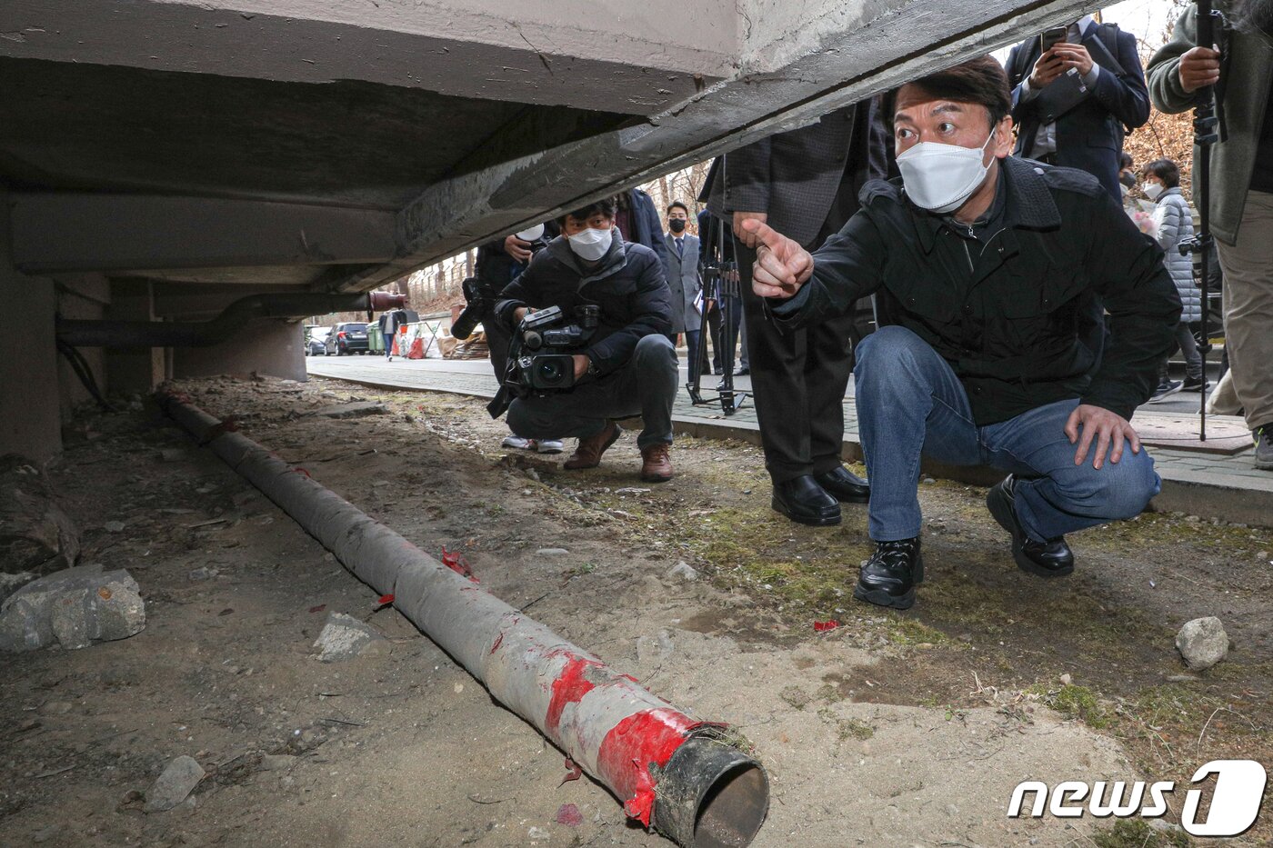 본문 이미지 - 안철수 국민의당 서울시장 보궐선거 후보가 7일 오후 서울 송파구 장미1차 아파트를 찾아 노후된 지하 시설물을 살펴보고 있다. 2021.3.7/뉴스1 ⓒ News1 성동훈 기자