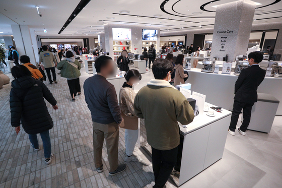 혼인 건수 증가에…백화점 명품 매출 비중↑