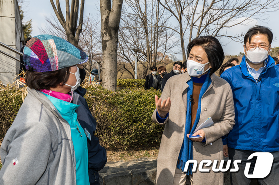 시민들과 대화하는 박영선 후보