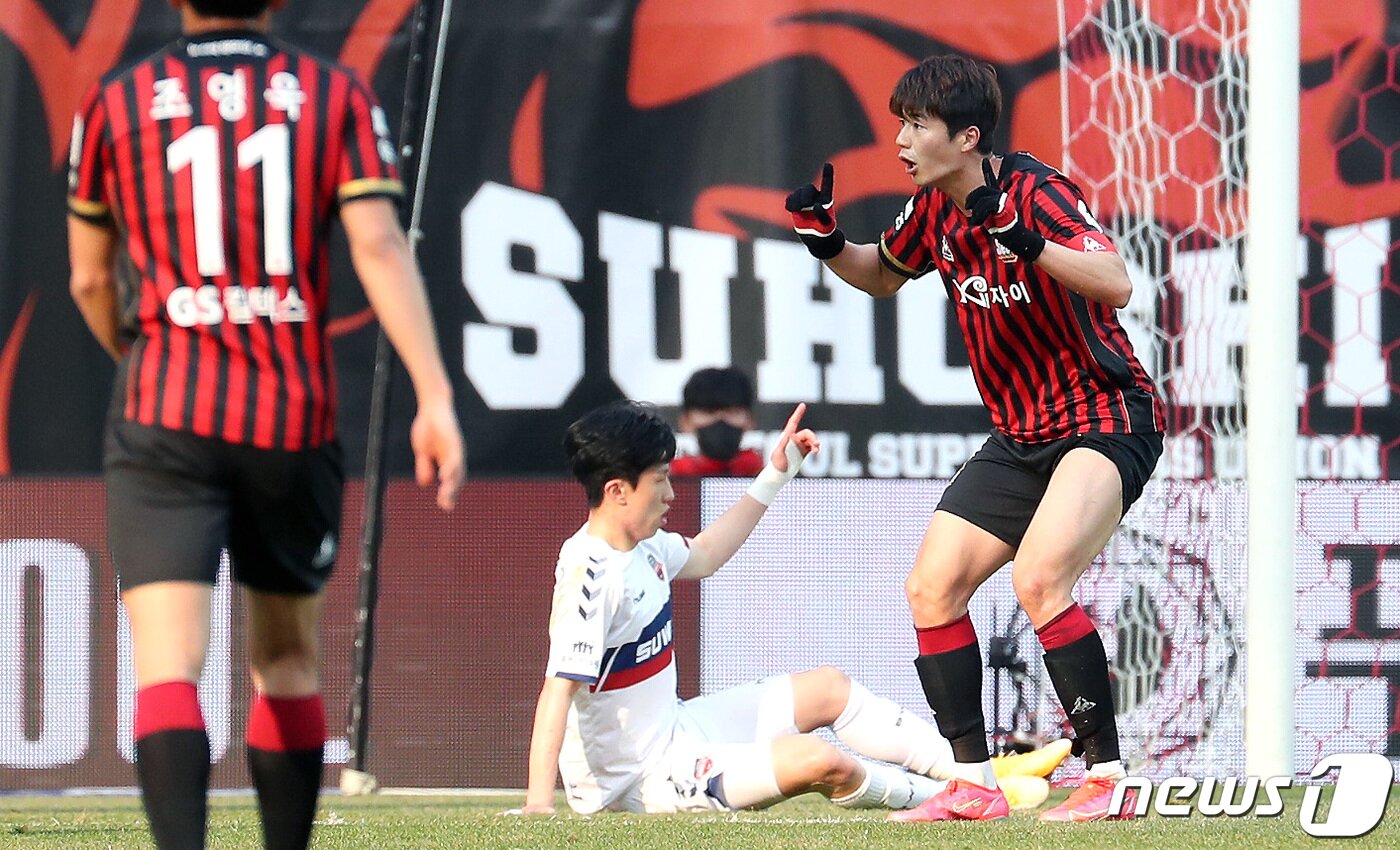 본문 이미지 - 7일 오후 서울 마포구 상암동 서울월드컵경기장에서 열린 프로축구 '하나원큐 K리그1 2021' FC서울과 수원FC의 경기에서 FC서울 기성용이 페널티라인 앞에서 태클을 한 뒤 어필하고 있다. 기성용은 옐로우카드 경고를 받았다. 2021.3.7/뉴스1 ⓒ News1 이동해 기자