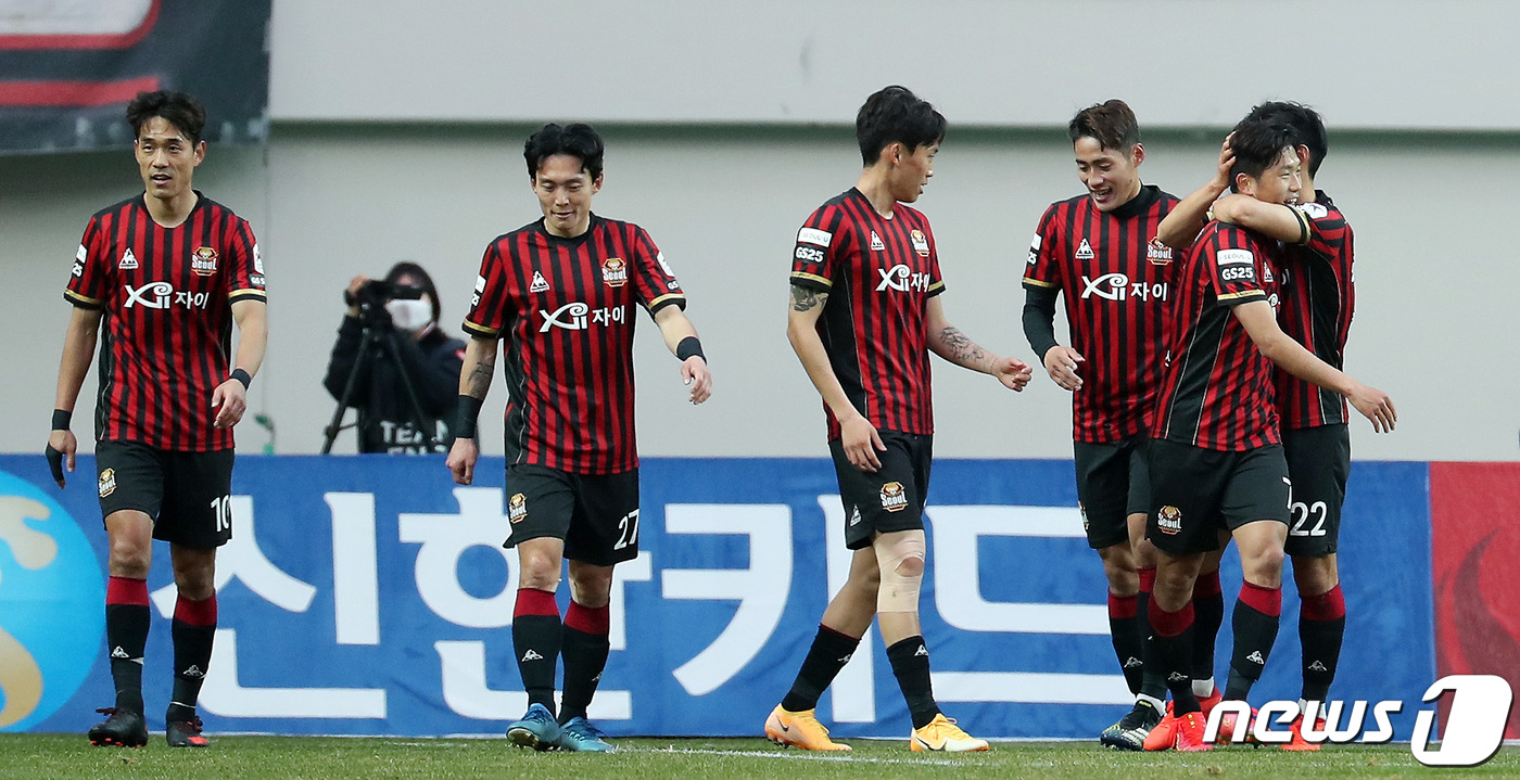 (서울=뉴스1) 이동해 기자 = 7일 오후 서울 마포구 상암동 서울월드컵경기장에서 열린 프로축구 '하나원큐 K리그1 2021' FC서울과 수원FC의 경기 후반전에서 서울FC 나상호 …