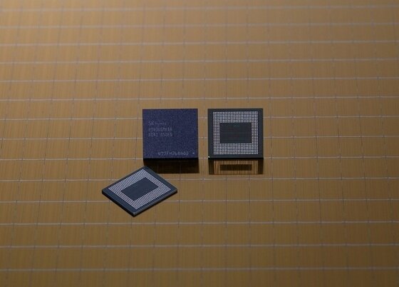 본문 이미지 - SK하이닉스 18GB LPDDR5 모바일 D램&#40;사진은 기사 내용과 관련이 없음&#41; ⓒ 뉴스1