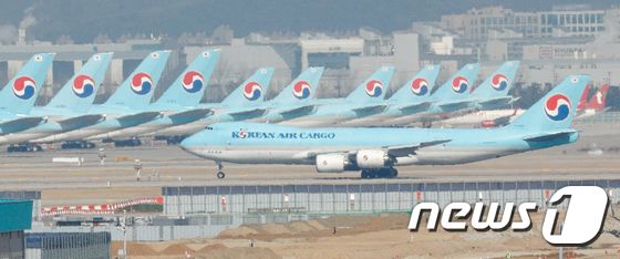 8일 인천국제공항에 대한항공 여객기가 이동하고 있다. 2021.3.8/뉴스1 © News1 안은나 기자