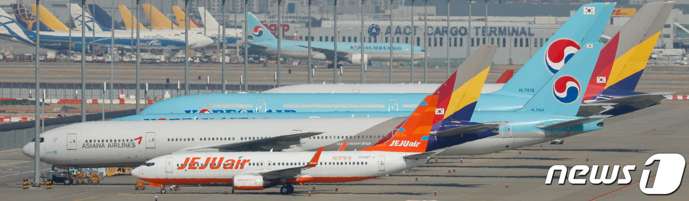 (인천=뉴스1) 안은나 기자 = 8일 인천국제공항에 대한항공 여객기가 이동하고 있다. 대한항공은 지난 4~5일 우리사주조합과 구주주를 대상으로 진행한 유상증자 청약률이 104.85 …