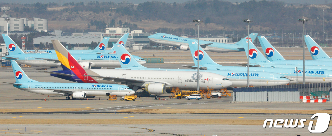 (인천=뉴스1) 안은나 기자 = 8일 인천국제공항에 대한항공 여객기가 이륙하고 있다. 대한항공은 지난 4~5일 우리사주조합과 구주주를 대상으로 진행한 유상증자 청약률이 104.85 …