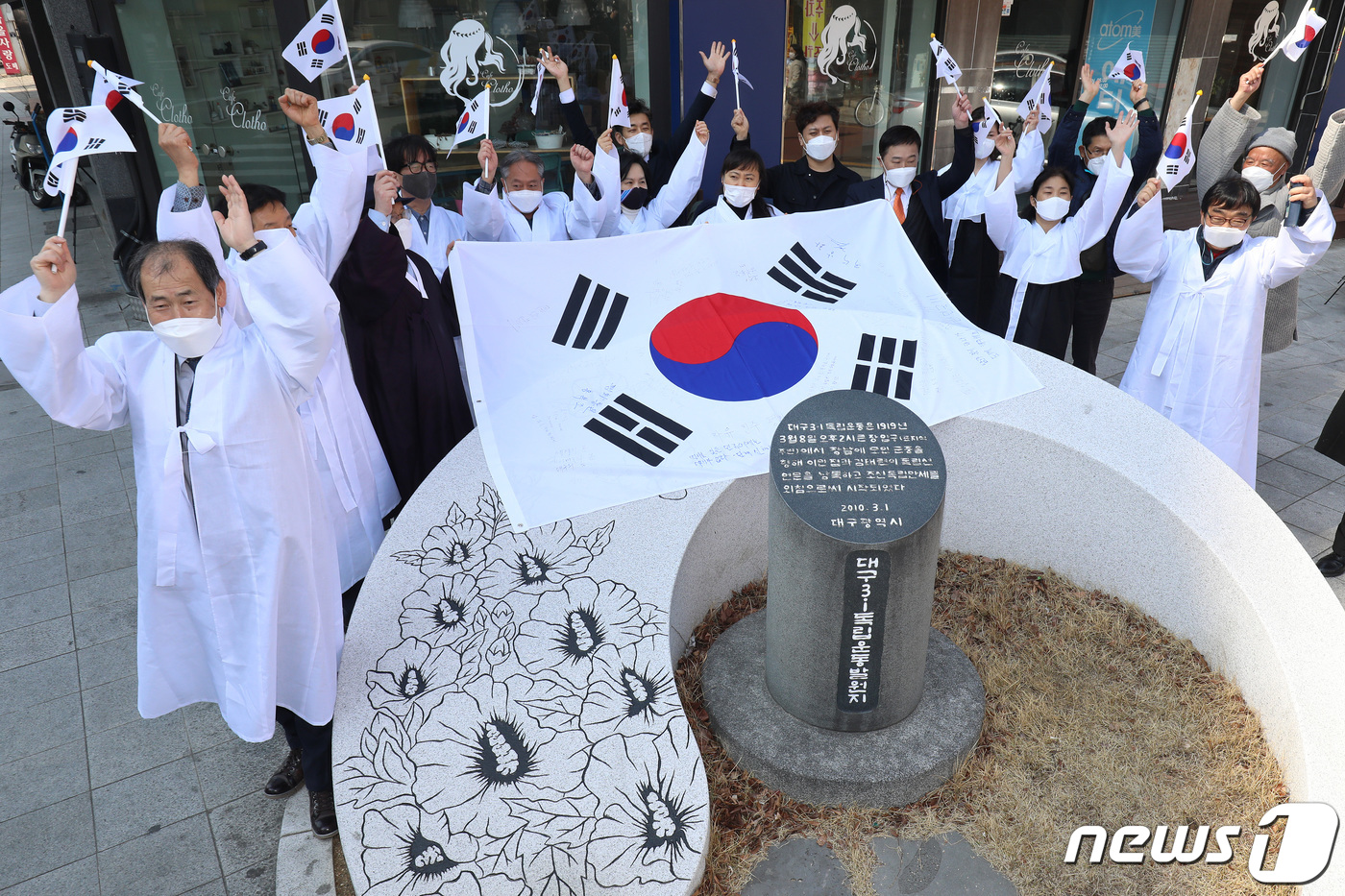 (대구=뉴스1) 공정식 기자 = 1919년 3월8일 대구에서 열린 첫 독립만세운동을 기리기는 '대구 3·8만세운동 재연 행사'가 8일 오후 대구 중구 동산동 3·8만세운동 기념조형 …