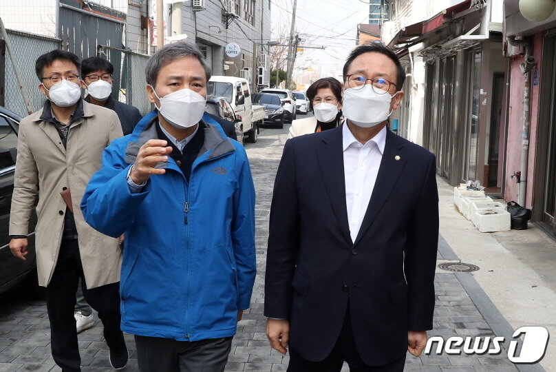 본문 이미지 - 홍영표 더불어민주당 참좋은지방정부위원장이 8일 전북 전주시 서노송예술촌을 방문했다.(전주시 제공)ⓒ 뉴스1