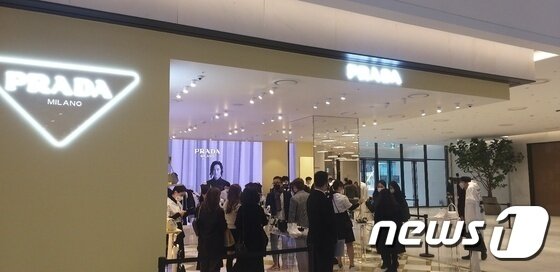 본문 이미지 - 더현대서울 프라다 매장ⓒ 뉴스1