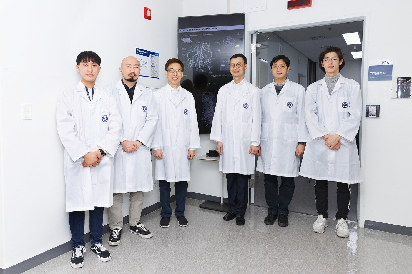 본문 이미지 - 기초과학연구원(IBS) 나노의학연구단에서 기존 조영제에 비해 10배 정밀한 영상을 얻을 수 있는 조영제를 개발했다. (왼쪽부터) 이번 연구에 참여한 강성휘 연구원, 신태현 박사, 천진우 교수, 최병욱 교수, 김판기 박사, 나정수 연구원 (기초과학연구원 제공) 2021.03.08 /뉴스1