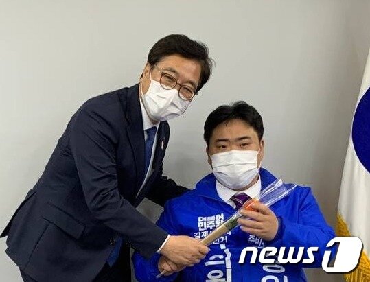 본문 이미지 - 우원식 더불어민주당 의원(사진 왼쪽)이 4·7 김제시의회 나선거구 보궐선거에 민주당 후보로 선출된 김승일 후보 선거사무실을 방문했다.ⓒ 뉴스1
