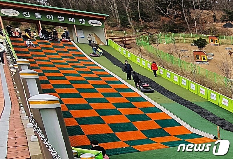 본문 이미지 - 전남 진도군 진도개테마파크 내 진돌이썰매장. 아이들을 위한 고무튜브가 준비돼 있다. ⓒ 뉴스1 최서윤 기자