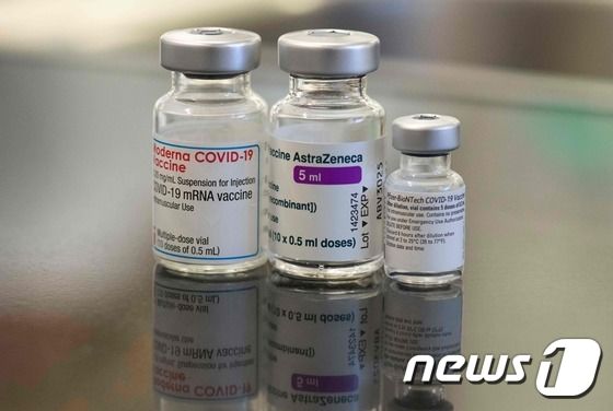  왼쪽부터 모더나와 아스트라제네카, 화이자의 코로나19 백신. © AFP=뉴스1