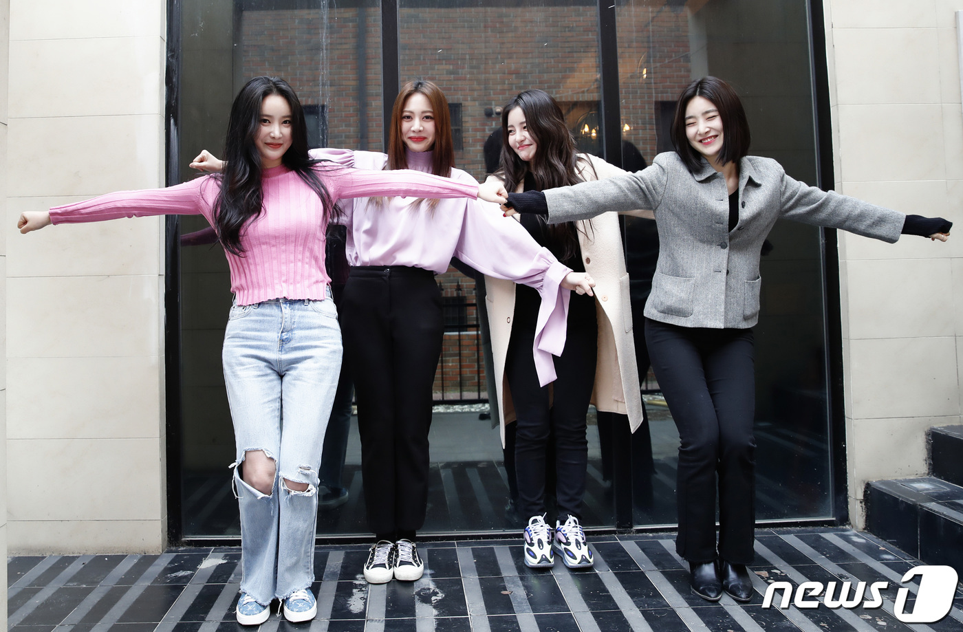 (서울=뉴스1) 권현진 기자 = 브레이브걸스(BraveGirls) 민영(왼쪽부터), 은지, 유정, 유나가 4일 서울 서초구 브레이브엔터테인먼트 사무실에서 열린 인터뷰에 앞서 '롤린 …