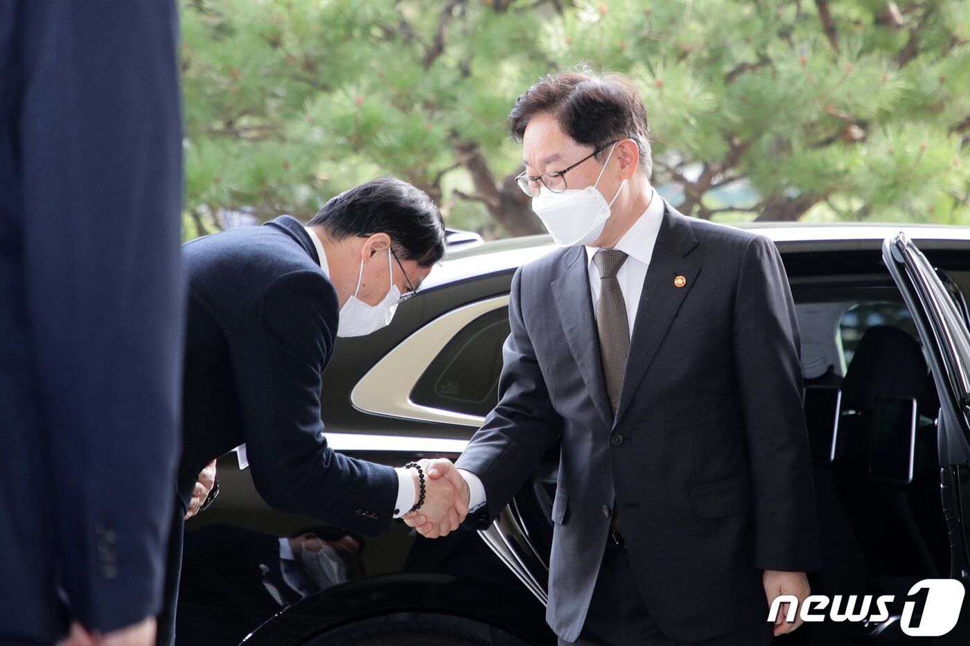 본문 이미지 - 박범계 법무부 장관이 '부동산투기 수사전담팀'을 격려하기 위해 9일 경기도 안산시 수원지방검찰청 안산지청을 방문해 이진동 지청장과 인사를 나누고 있다. 2021.3.9/뉴스1 ⓒ News1 조태형 기자