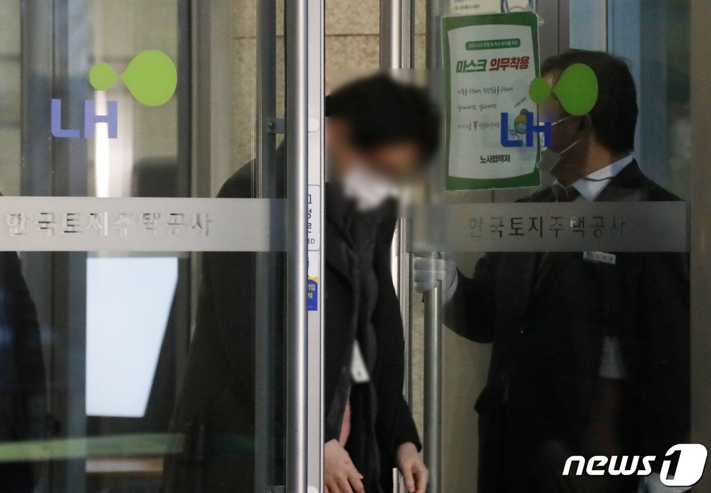 본문 이미지 - 9일 오후 경남 진주시 충무공동 한국토지주택공사(LH)본사에서 업무를 마친 직원들이 퇴근하고 있다. 이날 LH는 땅 투기 의혹을 받아 압수수색이 진행됐다. 2021.3.9/뉴스1 ⓒ News1 여주연 기자