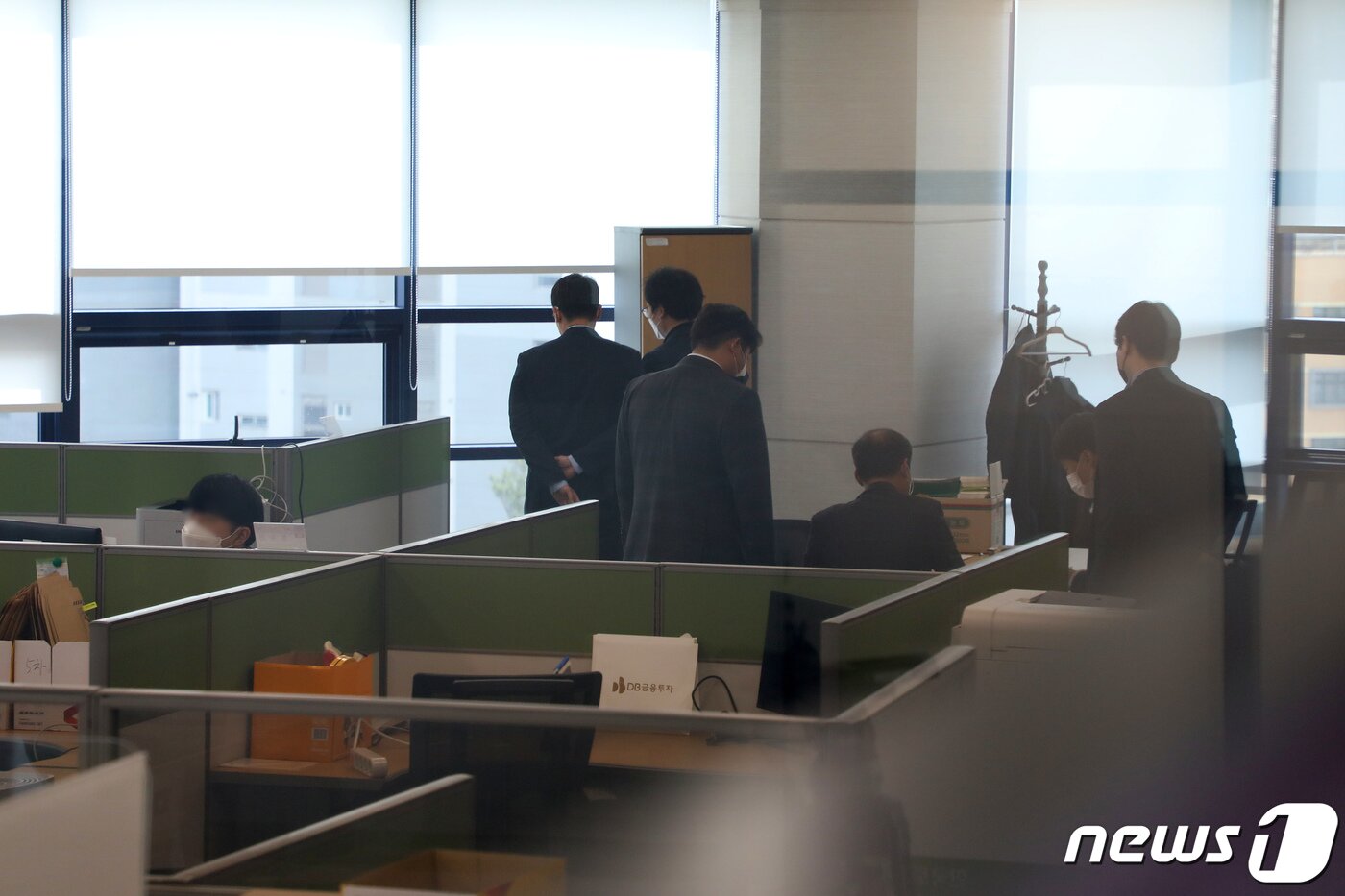 본문 이미지 - 대구 연호공공주택지구 부동산 투기 의혹을 수사하고 있는 대구경찰청 부동산 투기사범 특별수사대 관계자들이 1일 오전 한국토지주택공사(LH) 대구경북지역본부 대구동부권 보상사업단에 대한 압수수색을 벌이고 있다. 2021.4.1 /뉴스1 ⓒ News1 공정식 기자