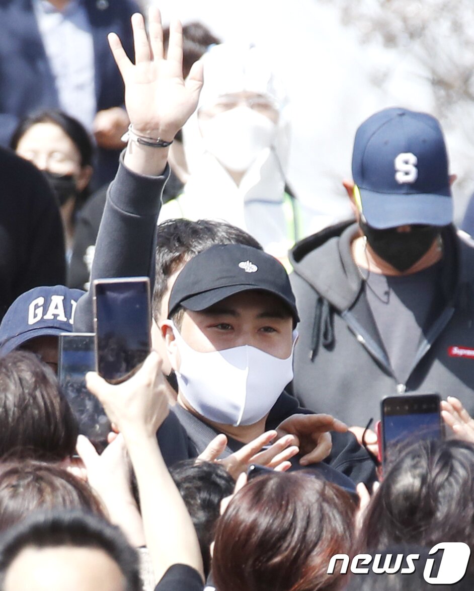 본문 이미지 - ‘트바로티’ 가수 김호중(30)이 1일 충청남도 논산 육군혼련소에 입소하기 전 팬들에게 인사를 하고 있다. 김호중은 이날 입소해 3주간 기초군사 훈련을 받은 뒤 서초동 복지기간에서 사회복무요원으로 국방의 의무를 이어갈 예정이다. 앞서 김호중은 지난해 9월10일부터 서울 서초동 한 복지기관에서 군 대체 복무를 시작했다. 한편 김호중은 오는 2022년 6월9일 소집해제한다. 2021.4.1./뉴스1 ⓒ News1 권현진 기자