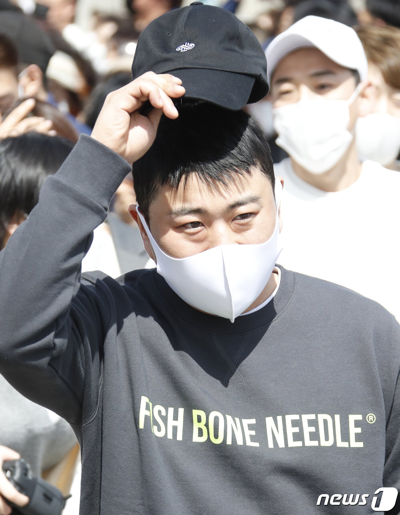 본문 이미지 - ‘트바로티’ 가수 김호중(30)이 1일 충청남도 논산 육군혼련소에 입소하기 전 팬들에게 인사를 하고 있다. 김호중은 이날 입소해 3주간 기초군사 훈련을 받은 뒤 서초동 복지기간에서 사회복무요원으로 국방의 의무를 이어갈 예정이다. 앞서 김호중은 지난해 9월10일부터 서울 서초동 한 복지기관에서 군 대체 복무를 시작했다. 한편 김호중은 오는 2022년 6월9일 소집해제한다. 2021.4.1./뉴스1 ⓒ News1 권현진 기자