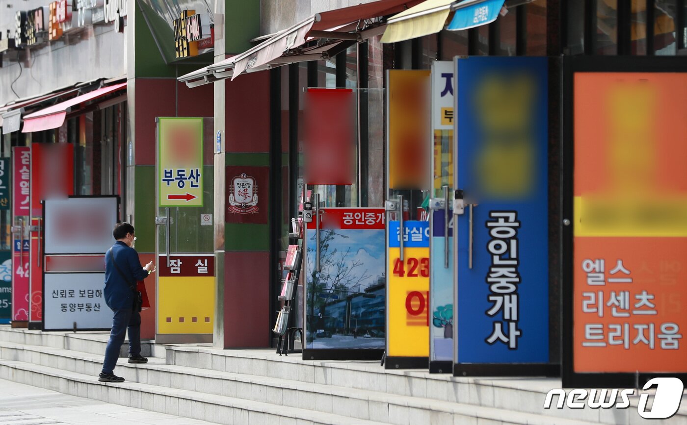 본문 이미지 - 서울 송파구의 부동산 중개업소 밀집지역의 모습. ⓒ News1 구윤성 기자