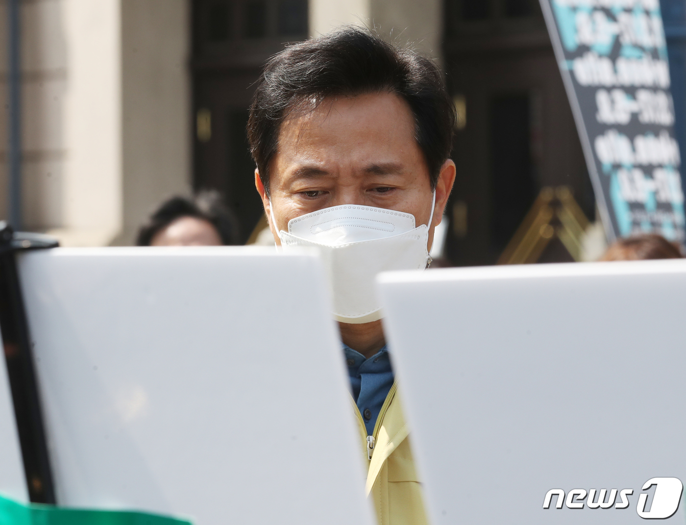 (서울=뉴스1) 송원영 기자 = 오세훈 서울시장이 10일 서울 중구 서울역 앞에 마련된 신종 코로나바이러스 감염증(코로나19) 임시선별검사소에서 코로나19 상황 및 임시선별검사소 …