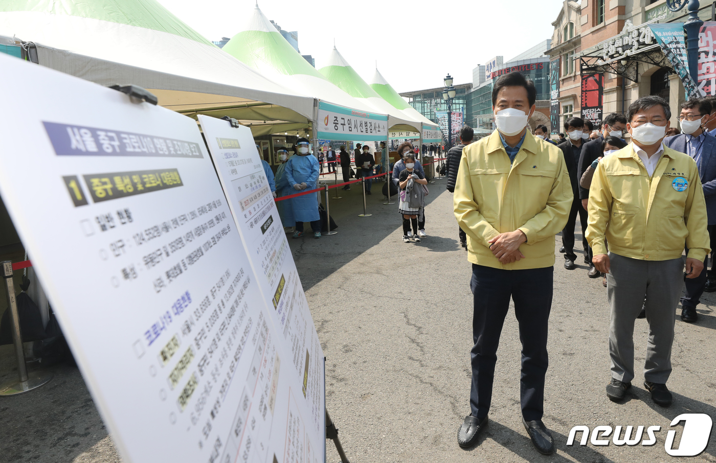 (서울=뉴스1) 송원영 기자 = 오세훈 서울시장이 10일 서울 중구 서울역 앞에 마련된 신종 코로나바이러스 감염증(코로나19) 임시선별검사소에서 코로나19 상황 및 임시선별검사소 …