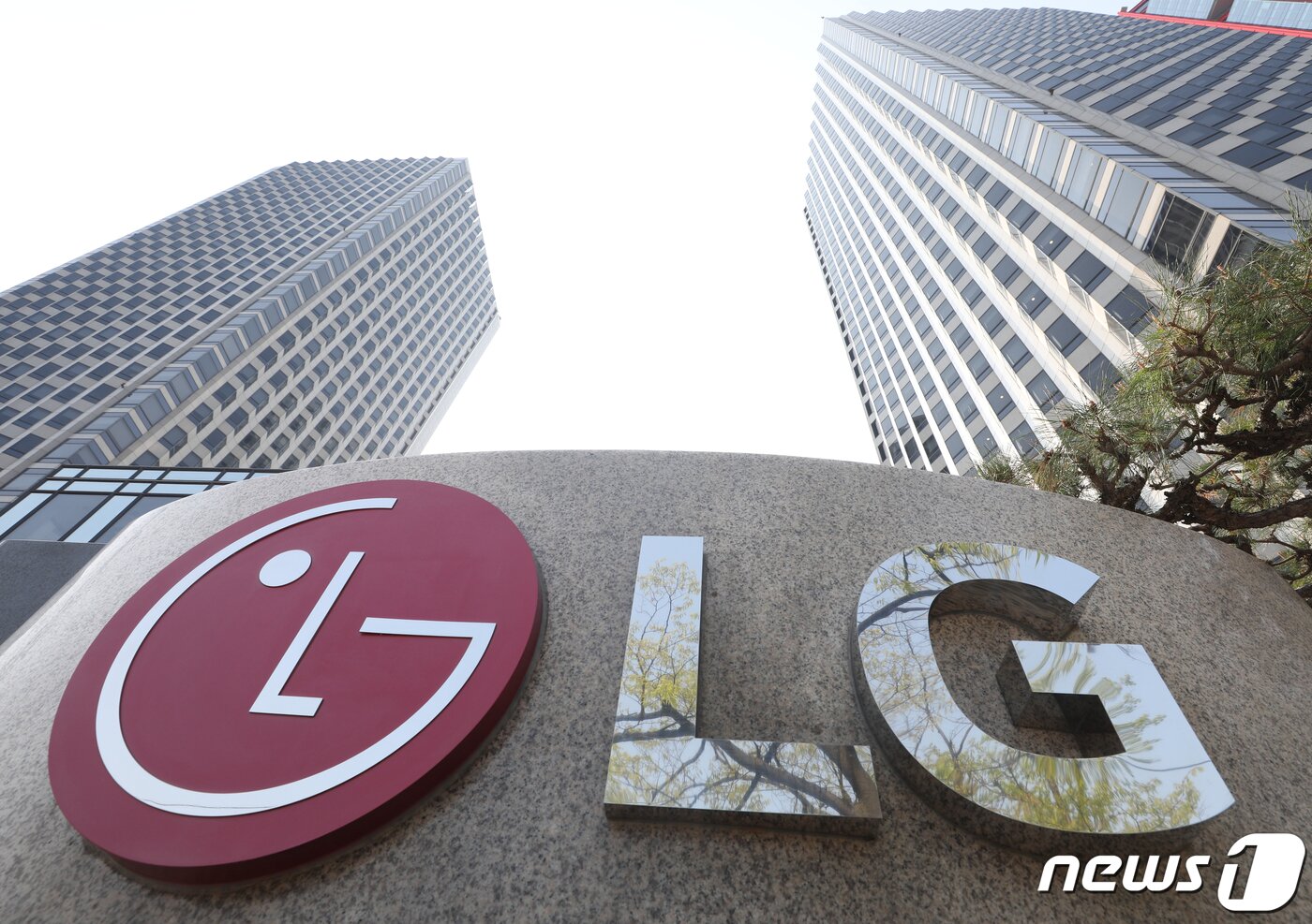 본문 이미지 - 서울 여의도에 위치한 LG트윈타워의 모습./뉴스1 ⓒ News1 신웅수 기자