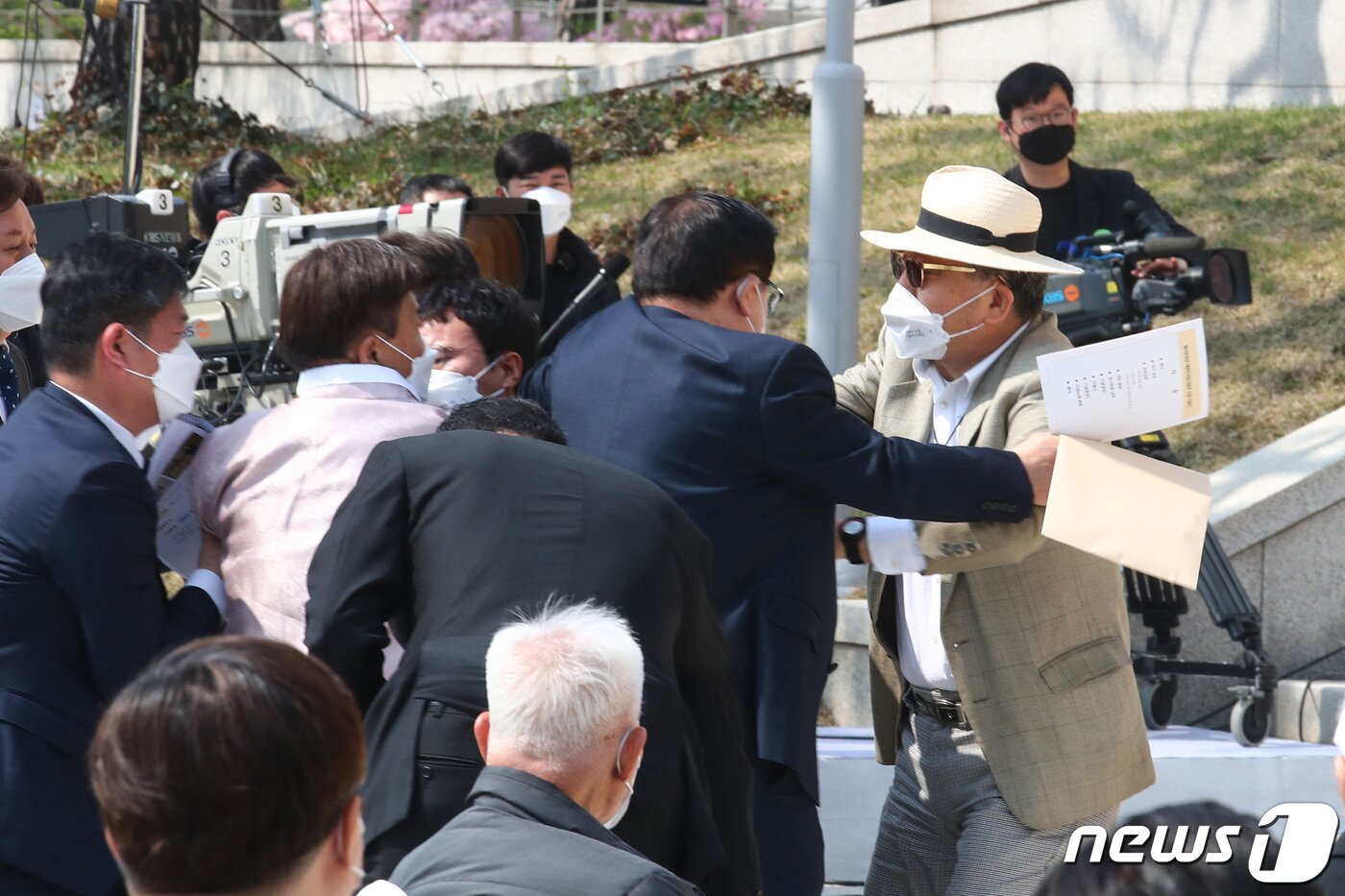 본문 이미지 - 작년 4월 1일 오전 서울 용산구 백범김구기념관 야외광장에서 열린 제102주년 대한민국임시정부 수립 기념식에서 당헌 김붕준  선생의 손재 김임용씨(오른쪽 선글라스)가 김원웅 광복회장의 멱살을 잡자 관계자들이 이를 제지하고 있다. 2021.4.11/뉴스1 ⓒ News1 신웅수 기자