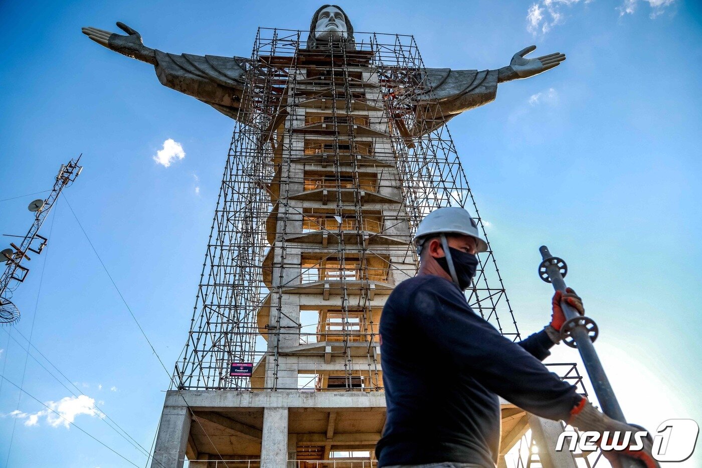 본문 이미지 - 지난 9일 한 노동자가 큰 엔칸타도 예수상 건설 작업을 하고 있다. ⓒ AFP=뉴스1 ⓒ News1 박형기 기자