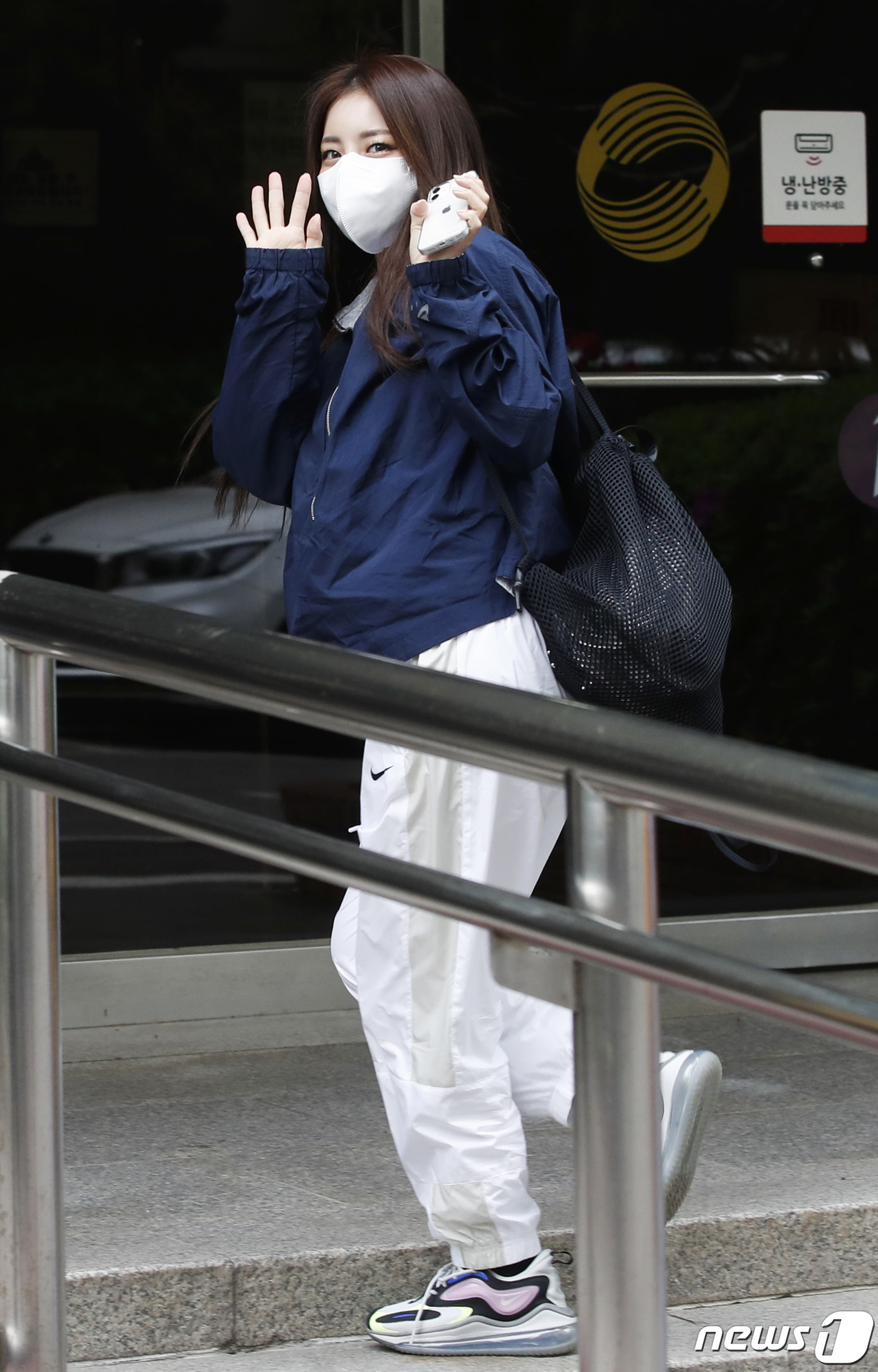 (서울=뉴스1) 권현진 기자 = '역주행 그룹' 브레이브걸스 유정이 12일 오전 서울 영등포구 여의도 KBS에서 진행되는 KBS '불후의 명곡' 촬영차 방송국에 들어서고 있다. 2 …