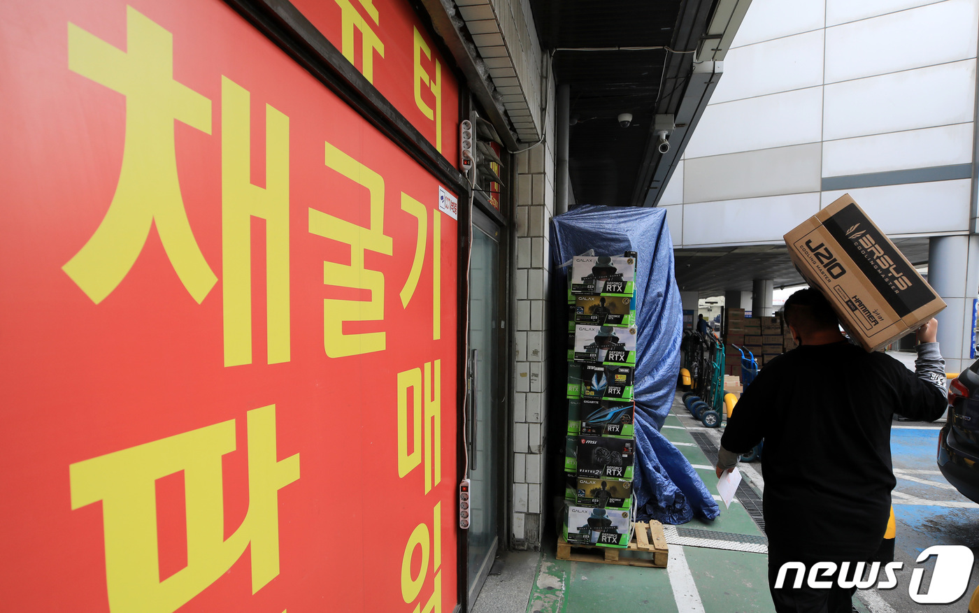 (서울=뉴스1) 구윤성 기자 = 최근 비트코인 등 암호화폐 채굴 등으로 그래픽카드 수요가 폭증하면서 고사양 PC가격도 급등하는 가운데 12일 서울 용산전자상가의 한 컴퓨터 부품 취 …