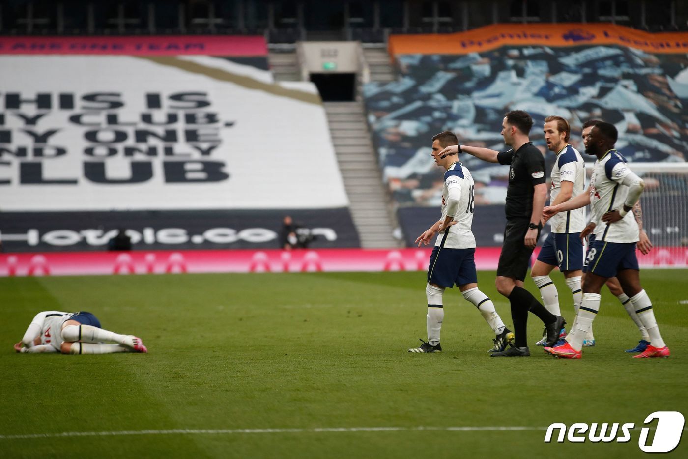 본문 이미지 - 팔에 얼굴을 맞고 쓰러진 손흥민(왼쪽).  ⓒ AFP=뉴스1
