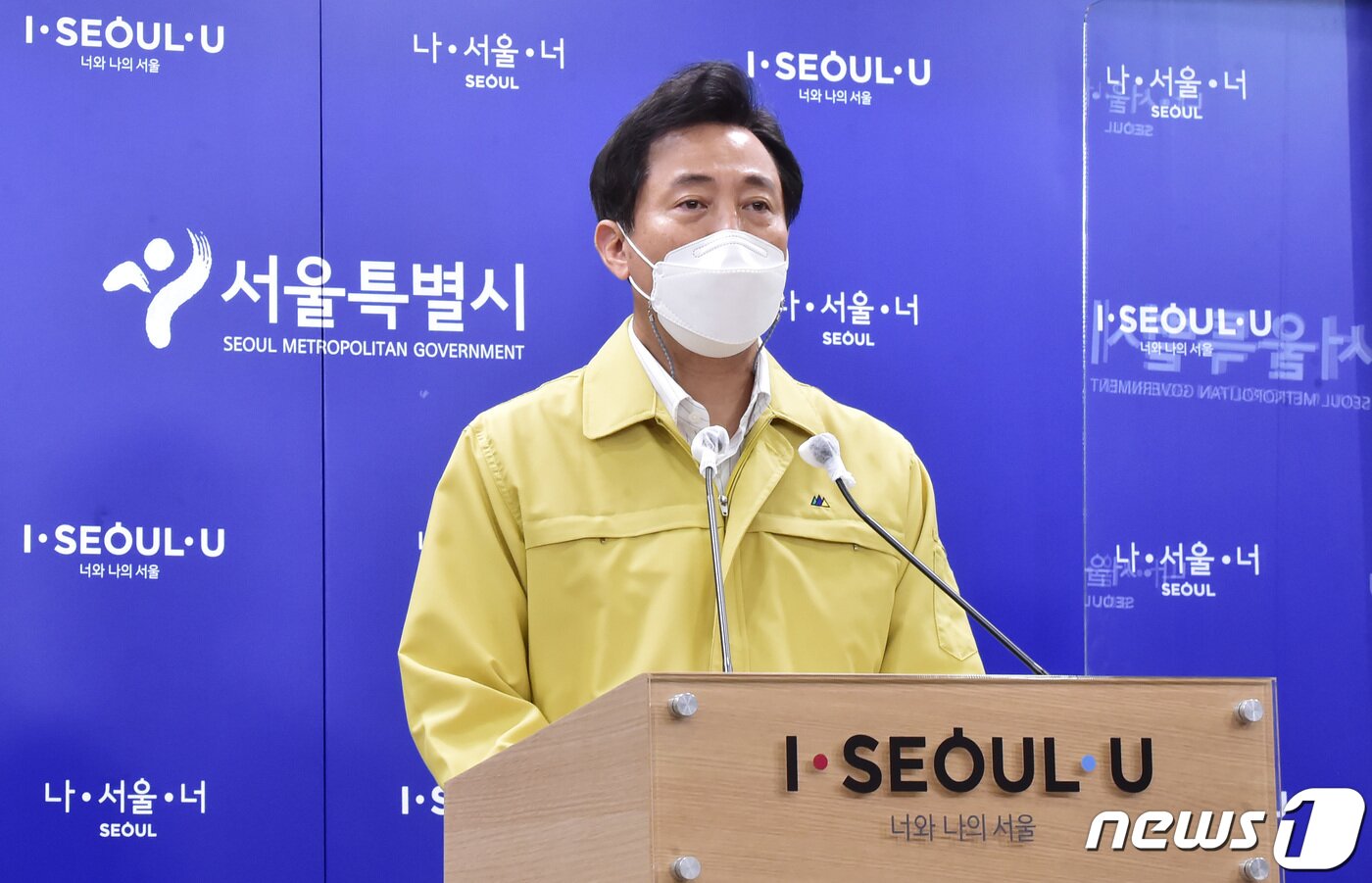 본문 이미지 - 오세훈 서울시장이 12일 서울시청 브리핑룸에서 다중이용시설 업종별 특성을 반영한 '서울형 상생방역 추진방향' 관련 코로나19 기자브리핑을 하고 있다. 2021.4.12/뉴스1 ⓒ News1 박정호 기자